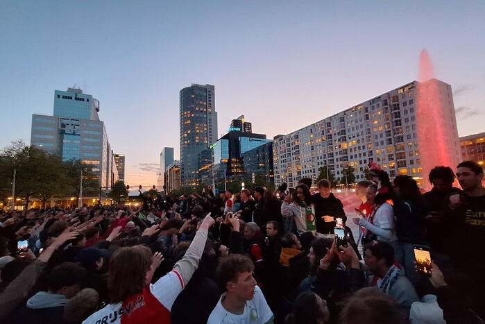 Feyenoord fans vieren feest bij fontein na winnen bekerfinale