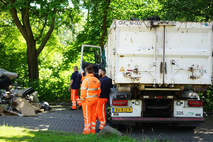 Vuilniswagen dumpt afval op straat vanwege mogelijke brand