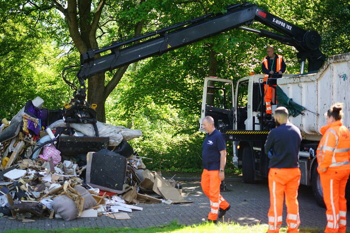 Vuilniswagen dumpt afval op straat vanwege mogelijke brand