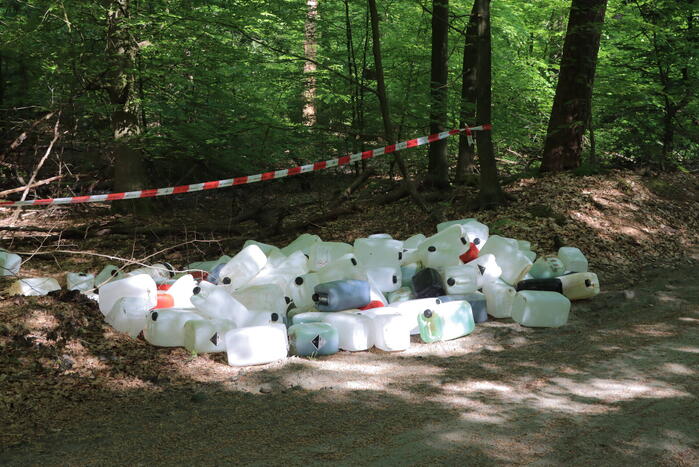 Politie vindt tientallen vaten in bos in Emmen