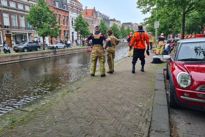 Brandweerduikers zoeken in water na vondst kentekenplaat