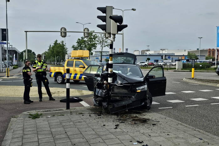 Flinke schade nadat automobilist tegen verkeerspaal rijdt