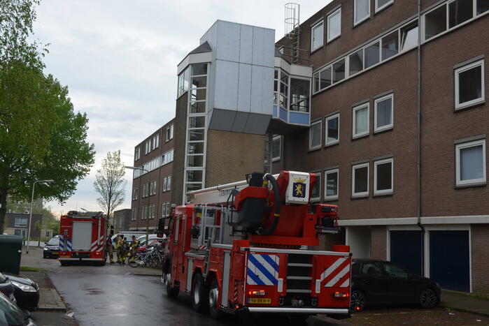 Brandweer ventileert appartement na brand in droger