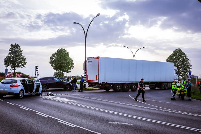 Vrachtwagen en personenauto botsen op kruispunt