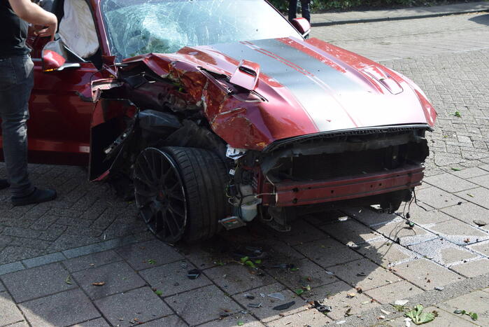 Amerikaanse sportauto zwaar beschadigd na crash