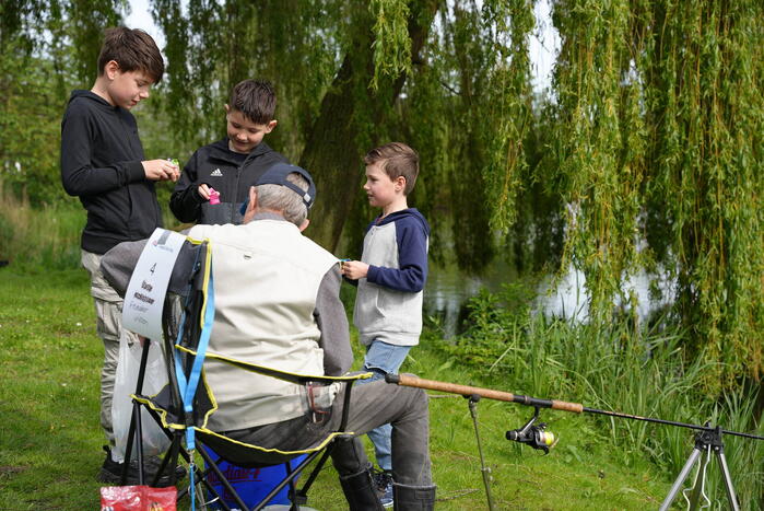 Jongeren worden enthousiast gemaakt om te gaan vissen