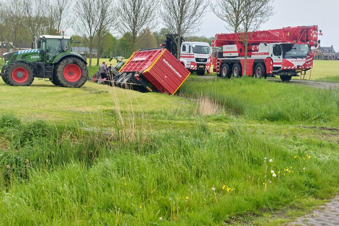Tractor belandt in sloot tijdens werkzaamheden